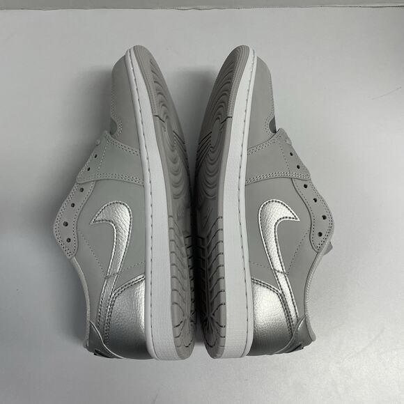Air Jordan 1 Retro Low OG Metallic Silver CZ0790 002 Size 8 Grey Low Top Sneaker main image 5